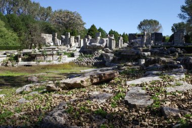 Çökmüş taş mimari eski yaz sarayındaki harabeler 