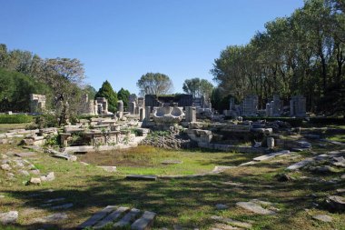 Çökmüş taş mimari eski yaz sarayındaki harabeler 