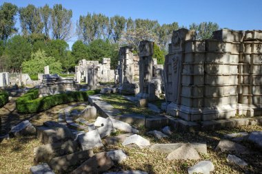 Çökmüş taş mimari eski yaz sarayındaki harabeler 