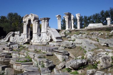 Eski yazlık saraydaki taş mimariyi yıkmak. 