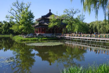 Eski yaz sarayının bahçesi ve köşkü 