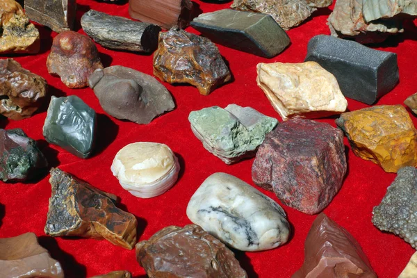 Satılık taş mücevher