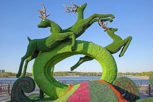 Posąg Jelenia Zieloną Rośliną Ogrodzie — Zdjęcie stockowe