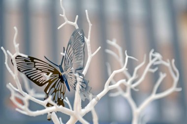 Çiçek kanatlı demir kelebek