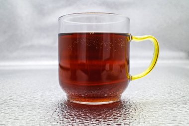 Kırmızı çay cam