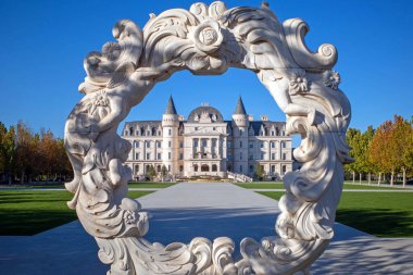 Heykel süslemeli klasik kale binası