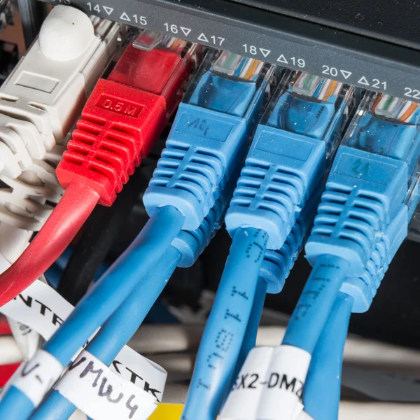 Network hub and patch cables — Stock Photo, Image