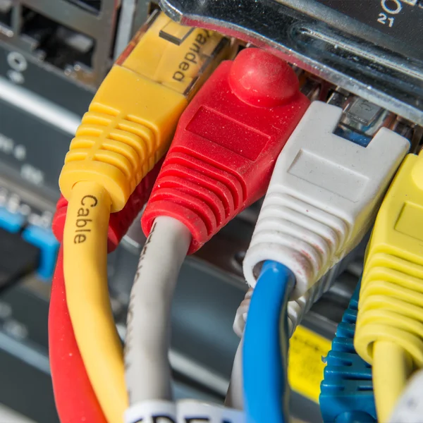 Netzwerk-Hub und Patchkabel — Stockfoto