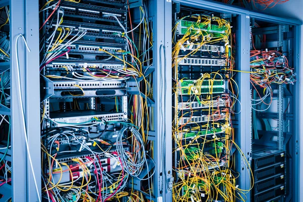 Bastidor Del Servidor Con Cables Fibra Óptica Conectados Los Puertos — Foto de Stock