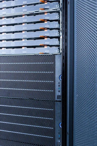 Server Rack Met Ongedekte Data Opslag Arrays Gevuld Met Harde — Stockfoto