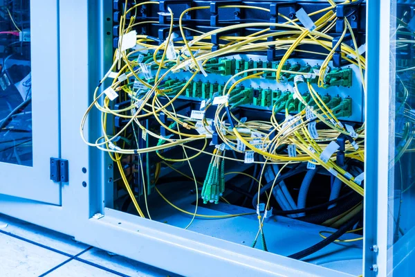 Servidor Dentro Del Centro Datos Con Cables Ethernet Conectados Conmutador — Foto de Stock