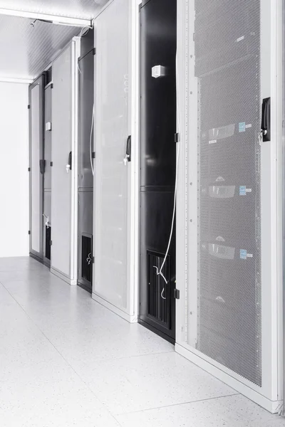 Eine Reihe Von Racks Mit Datenspeicherhardware Serverraum — Stockfoto