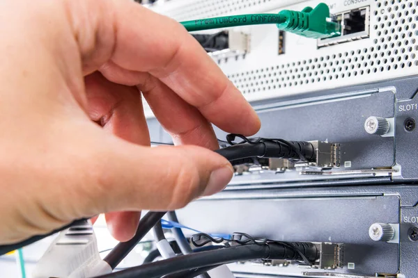 Hand Van Computer Technicus Aansluiten Glasvezel Kabel Data Switch — Stockfoto