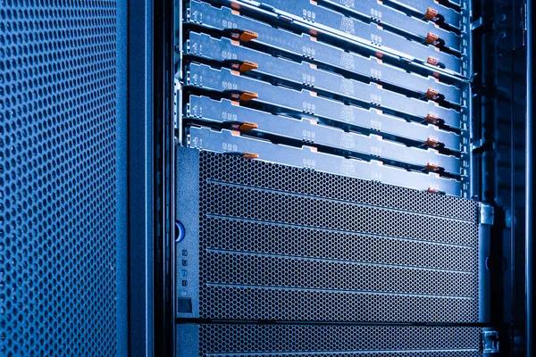 Rack Server Con Array Archiviazione Dati Scoperti Pieni Dischi Rigidi — Foto Stock