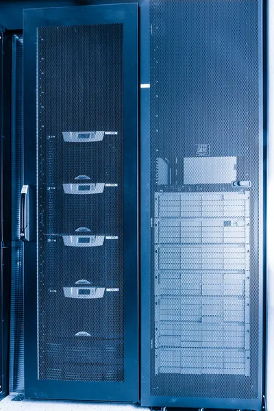 Ράφια Διακομιστή Μέσα Datacenter Του Παρόχου Υπηρεσιών Διαδικτύου — Φωτογραφία Αρχείου