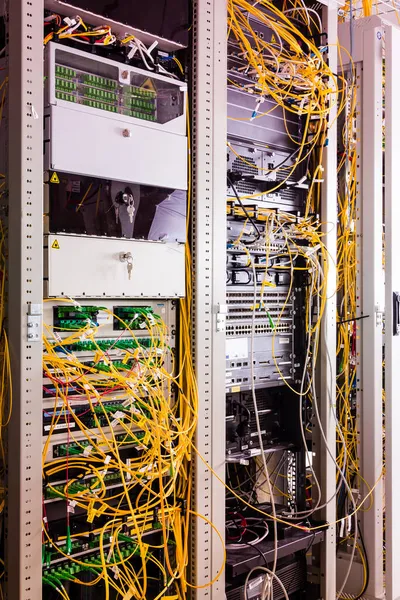 Datacenter Med Servrar Och Fiberoptikkablar — Stockfoto