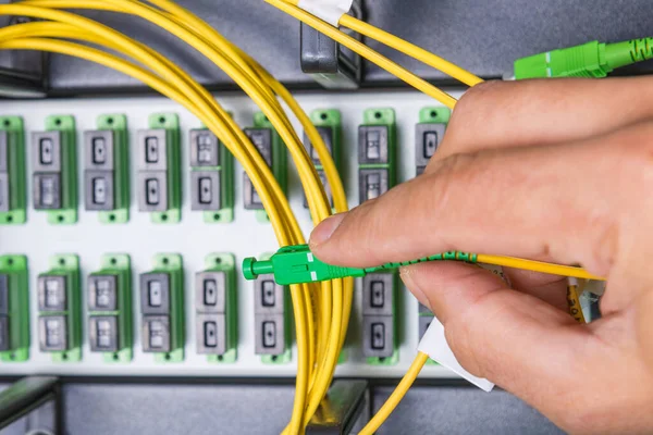 Primer Plano Mano Del Administrador Que Conecta Cable Red Interruptor —  Fotos de Stock