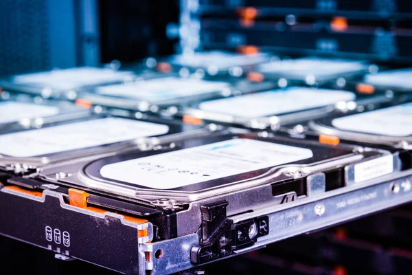 Serverschrank Mit Offenem Festplattencluster Tray Wartet Darauf Gegen Neue Hardware — Stockfoto