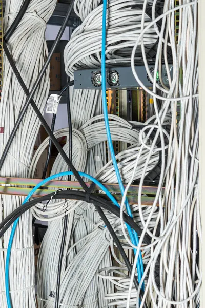 Karışık Kablolarına Sahip Sunucu Odası Rafı Dağınık Düzensiz Sistemi Yaratıyor — Stok fotoğraf