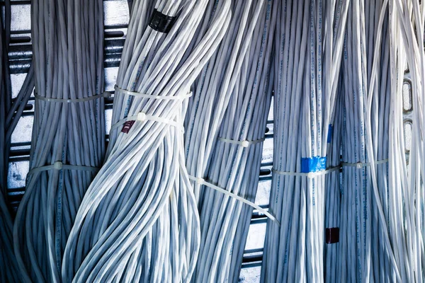 Dettaglio Gran Numero Cavi Ethernet Collegati Tra Loro Collegando Rack — Foto Stock