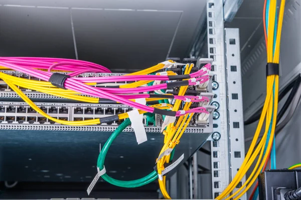 光ポートに接続された光ファイバーケーブル インターネットデータセンターのデータスイッチ — ストック写真