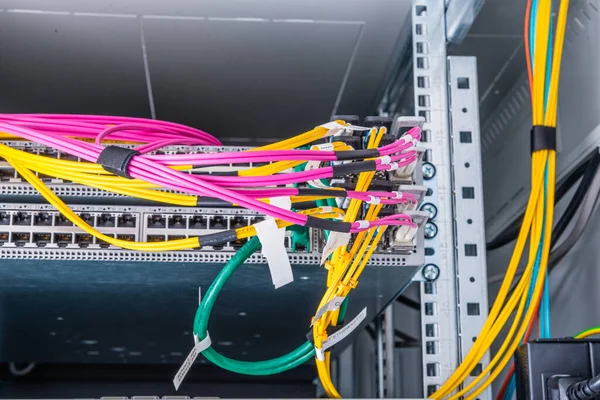 Glasvezelkabels Aangesloten Een Optische Poort Dataschakelaar Internet Datacenter — Stockfoto