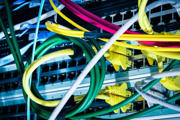 Parte Posterior Del Rack Del Servidor Con Cable Conexión Conectado —  Fotos de Stock