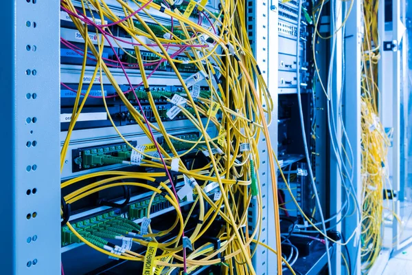 Datacenter Med Bunt Fiberoptiska Kablar Anslutna Till Datakontakt — Stockfoto