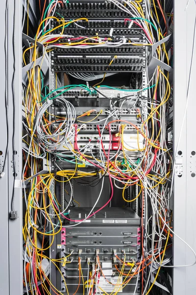 Detail Van Server Met Patch Kabels Aangesloten Ethernet Poorten — Stockfoto