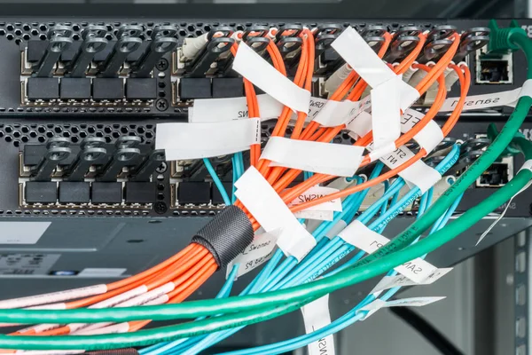 Fiber Optiska Kablar Anslutna Till Optisk Portar Data Switch Internet — Stockfoto