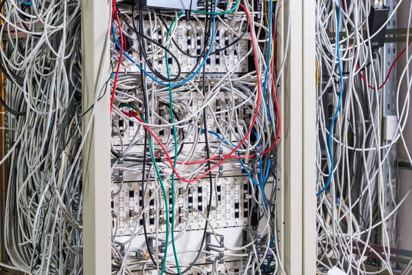 Serverruimte Rek Met Verstrengelde Netwerkkabels Maken Rommelig Untidy Netwerk Systeem — Stockfoto