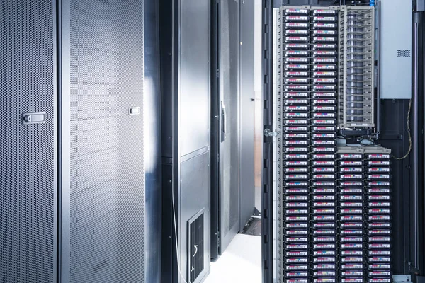 Öppnad Dörr Till Datacenterskåp Fylld Med Datalagring — Stockfoto