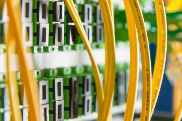 Detail Des Server Racks Mit Glasfaserkabeln Die Den Schaltanschlüssen Der — Stockfoto