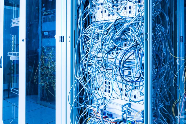 Server Rechenzentrum Mit Ethernet Kabeln Die Mit Einem Datenschalter Verbunden — Stockfoto