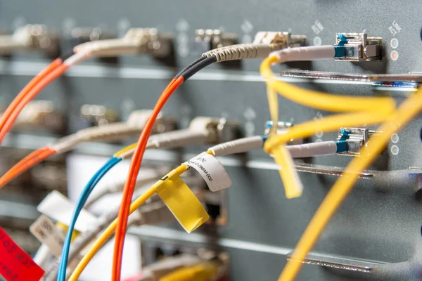 Detalle Del Rack Del Servidor Con Cables Fibra Óptica Conectados — Foto de Stock