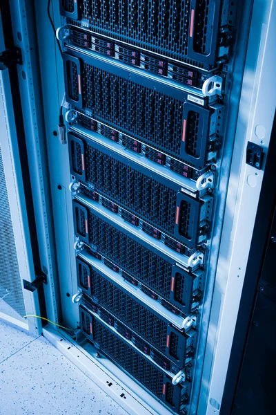 Reihe Von Festplatten Die Als Datenspeicher Serverraum Dienen — Stockfoto