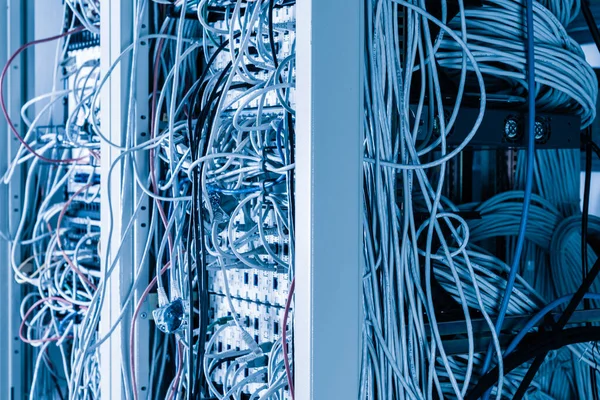 Serverraum Rack Mit Verworrenen Netzwerkkabeln Schafft Unordentliches Netzwerk System — Stockfoto