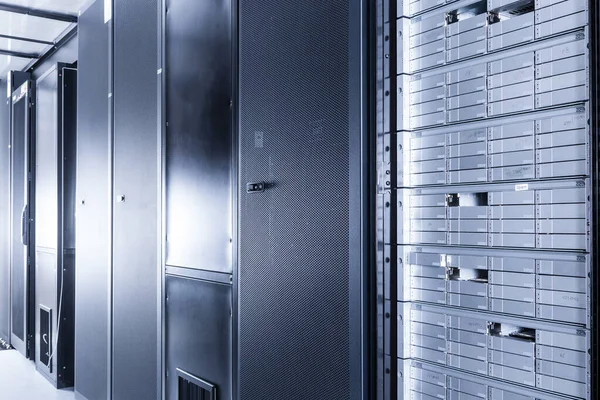 数据中心和数据存储服务器架 — 图库照片