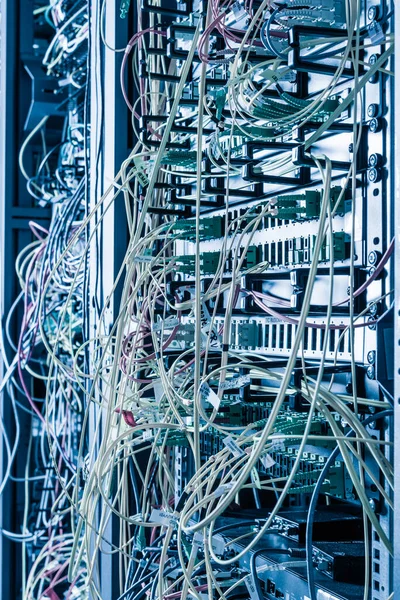 Panel Anahtar Portlarına Fiber Optik Kablolu Sunucu Rafı — Stok fotoğraf