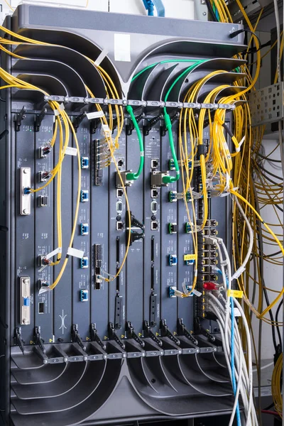 インターネットサービスプロバイダデータセンター内のテラビットインターネットルーター — ストック写真