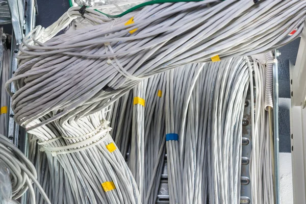 Detalle Gran Número Cables Ethernet Atados Entre Conectando Bastidores Dentro —  Fotos de Stock