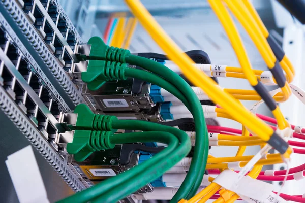 Kable Światłowodowe Podłączone Portów Światłowodowych Kable Sieciowe Podłączone Portów Ethernetowych — Zdjęcie stockowe