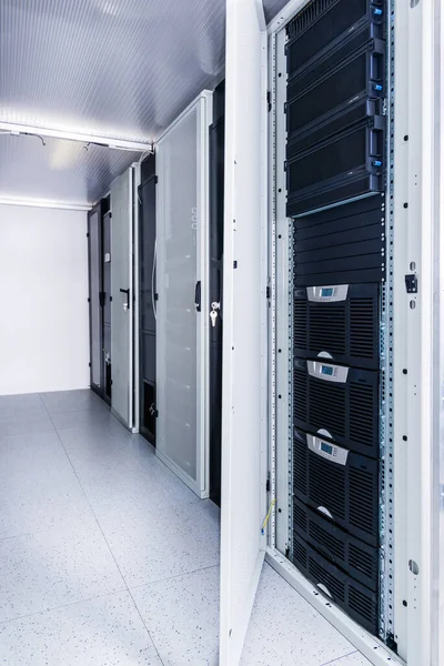 Data Center Com Uma Linha Racks Servidores — Fotografia de Stock