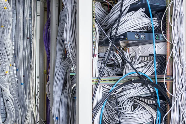 Detalhe Grande Número Cabos Ethernet Amarrados Juntos Conectando Racks Dentro — Fotografia de Stock