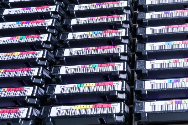 ラック内のハードディスククラスタの一番下のビュー データストレージ共同 — ストック写真