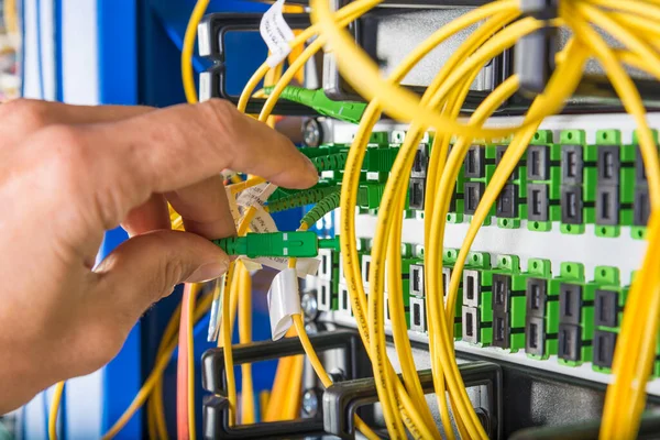 Nahaufnahme Der Hand Des Administrators Der Netzwerkkabel Switch Einbindet — Stockfoto