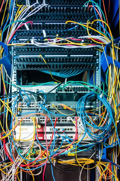 Détail Serveur Avec Câbles Raccordement Branchés Sur Les Ports Ethernet — Photo