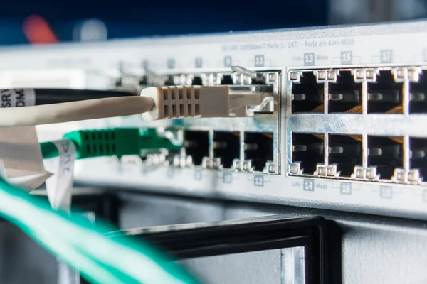 Dettaglio Del Server Con Cavi Patch Collegati Alle Porte Ethernet — Foto Stock