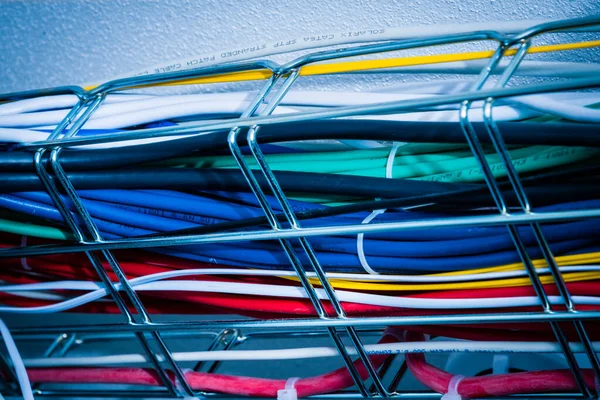 Ethernet Kabel Einem Kabelschutz Der Entlang Der Decke Serverraum Führt — Stockfoto