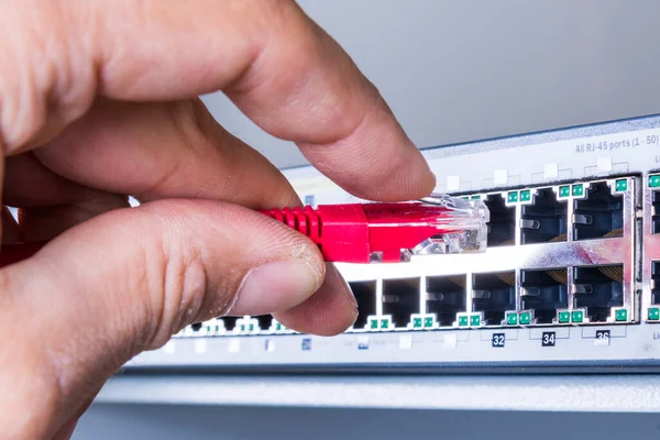 Mano Del Administrador Enchufando Cable Conexión Rojo Centralita Vacía — Foto de Stock